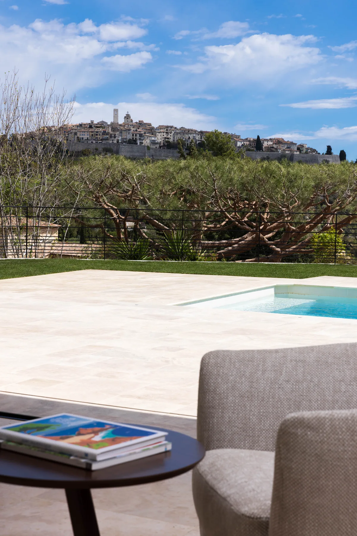Villa Mélodie : terrasse et piscine face au village de Saint-Paul-de-Vence
