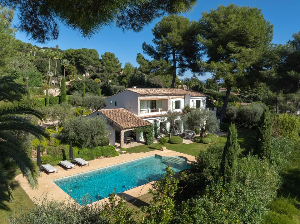 Villa Olivine — La villa et sa piscine dans un écrin végétal