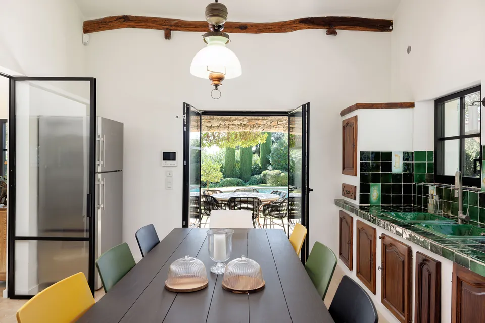 Villa Olivine — The dining room extending towards the garden
