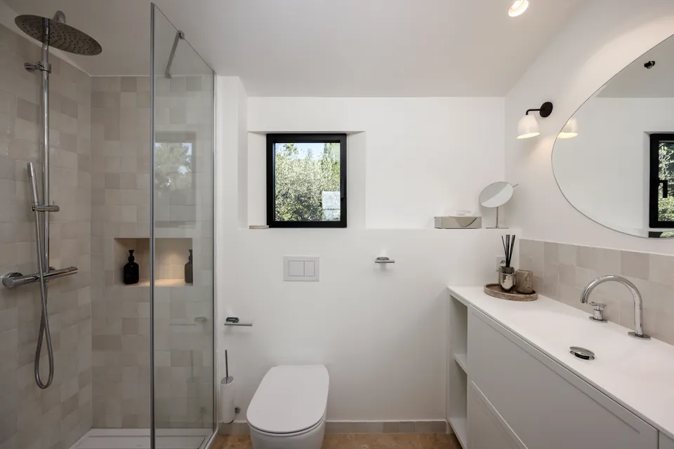 Villa Olivine — The bathroom and its glazed tiles