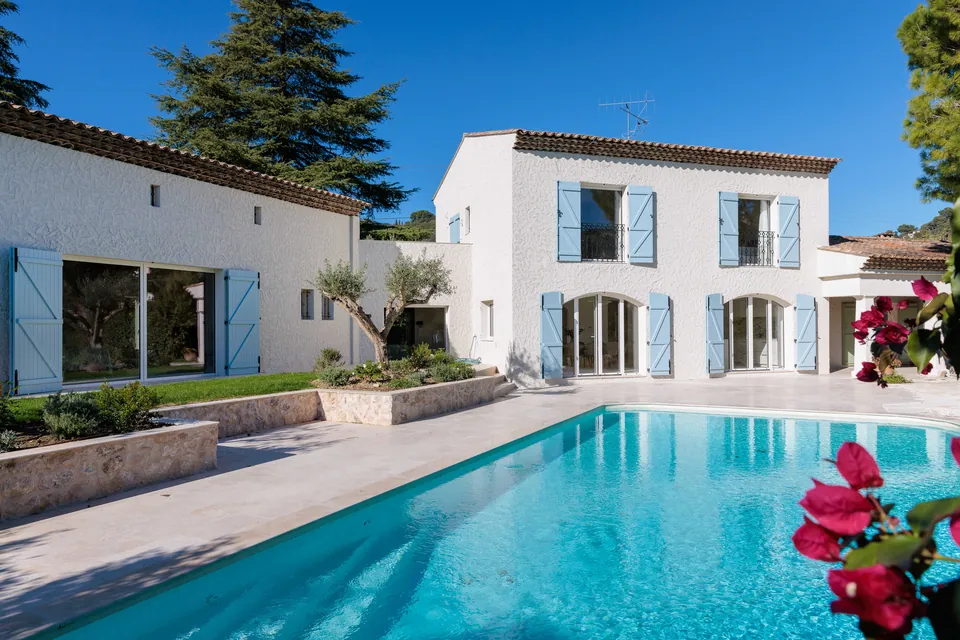 Villa Perla — The pool at the foot of the Provençal façade