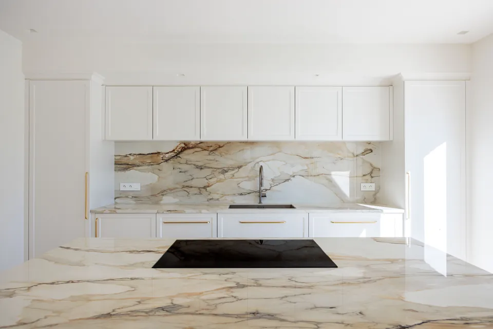 Villa Perla — The kitchen and its veined marble surfaces