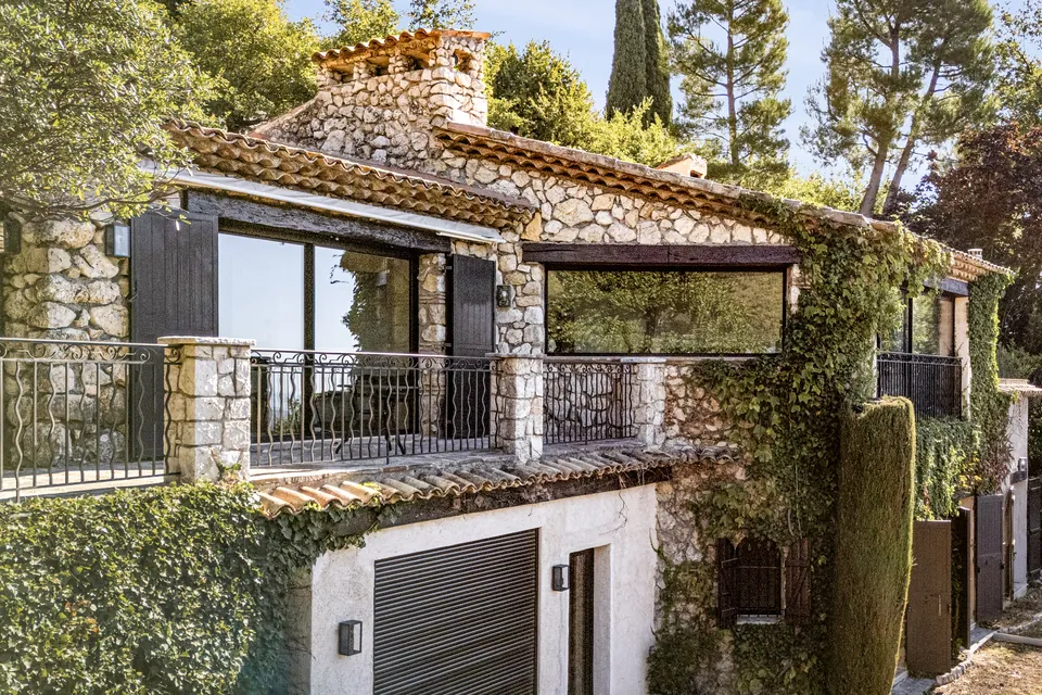 Villa Sola — La façade de pierre et les grandes ouvertures