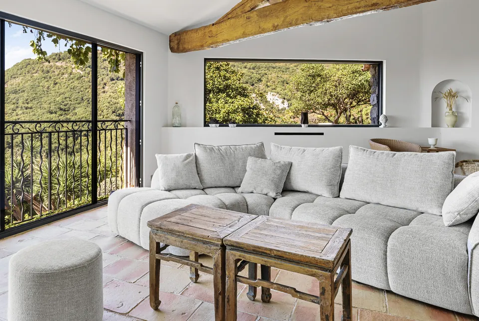Villa Sola — The living room and its natural materials