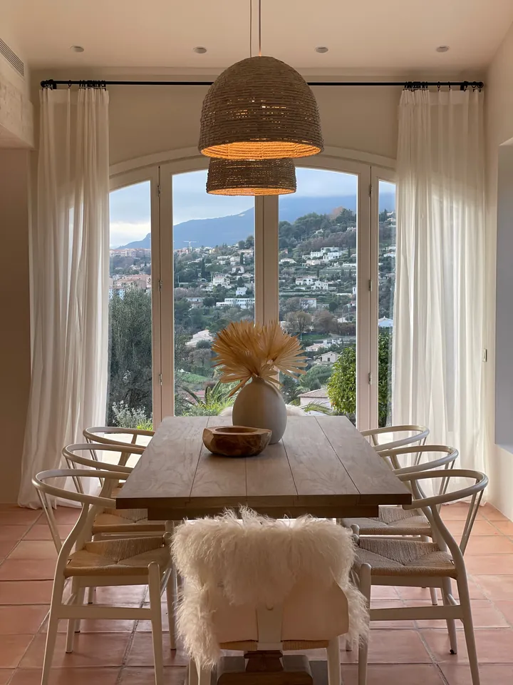Villa Varon — L’espace repas et ses matières naturelles