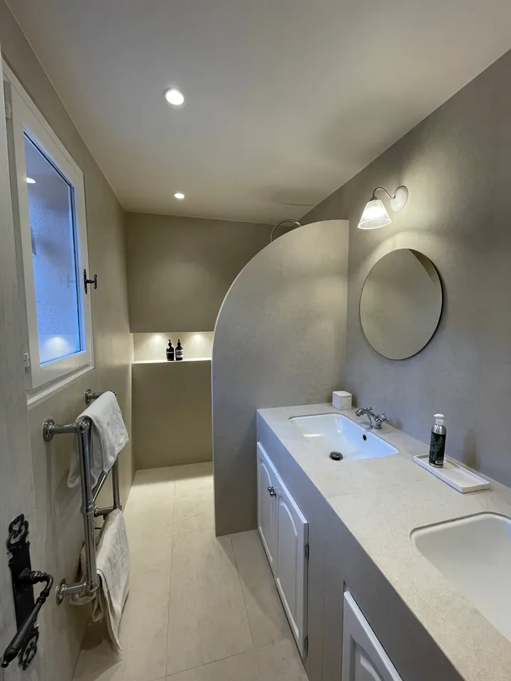 Villa Varon — The shower room and its stone finishes