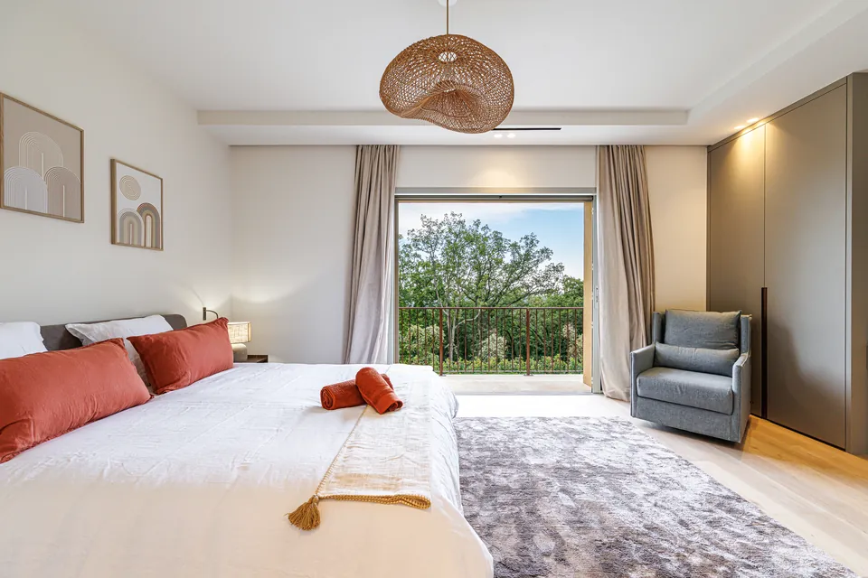 Villas Oasis & Shao — The light-filled suite facing the garden